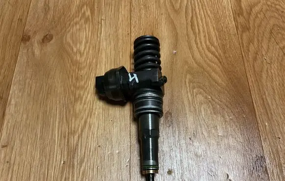 Volkswagen PASSAT B6 Fuel injector 0414720312