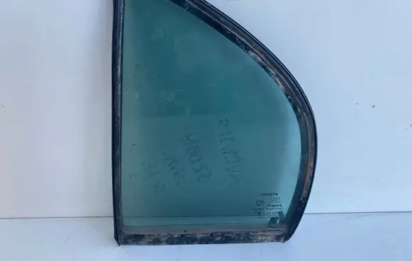 Toyota Avensis T220 Rear vent window glass 