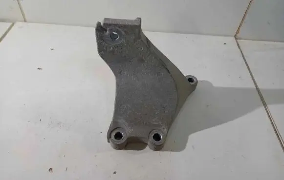 Nissan Leaf II (ZE1) Engine mount bracket