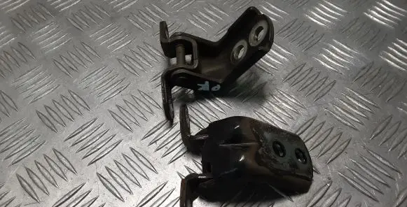 Nissan Navara D23 Front door hinge set 