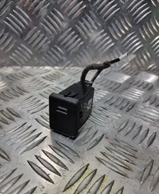Opel Zafira C USB socket connector 13506017