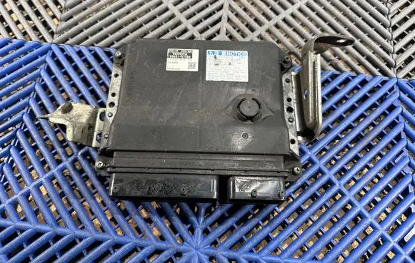 Toyota Prius+ (ZVW40) Engine control unit/module 8966147480 2755002501