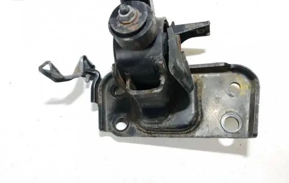 Toyota Avensis T250 Engine mount bracket av84685 av-84685