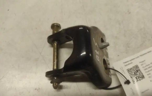 Peugeot 407 Front door lower hinge 
