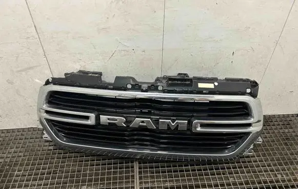 Dodge RAM 1500 DS Front bumper upper radiator grill 68366528AH