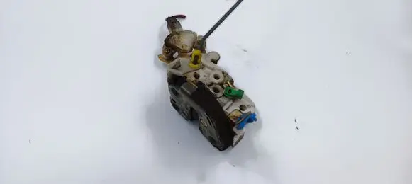 Subaru Impreza I Front door lock
