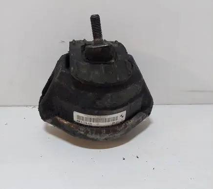 BMW 5 E60 E61 Engine mount bracket 6774620 586312K