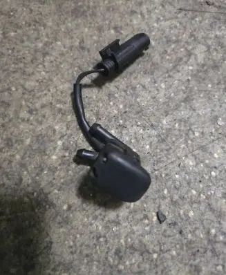 Windshield washer spray nozzle