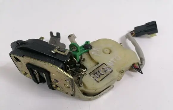 KIA Sorento Front door lock A045246