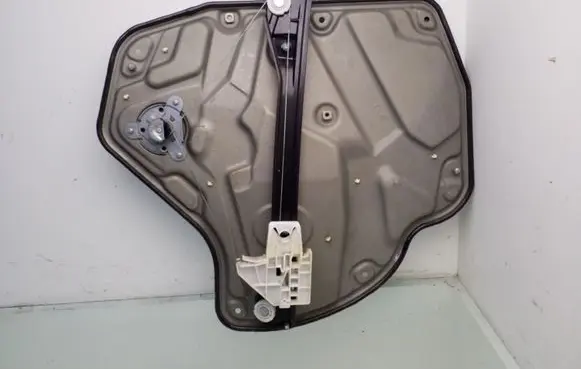 Rear door manual window regulator