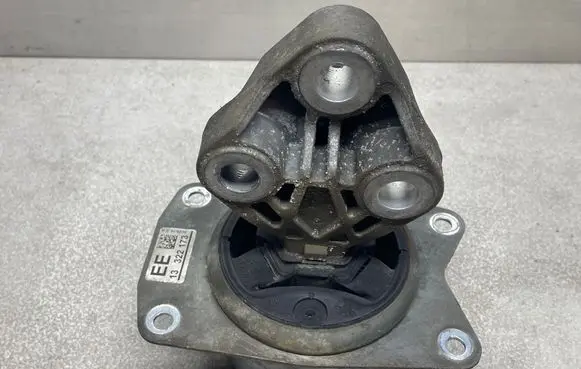 Opel Insignia A Engine mount bracket 13322173