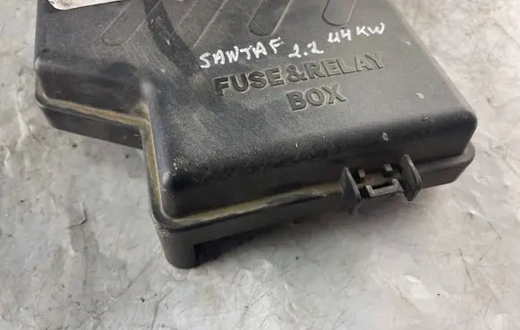 Hyundai Santa Fe Fuse box cover