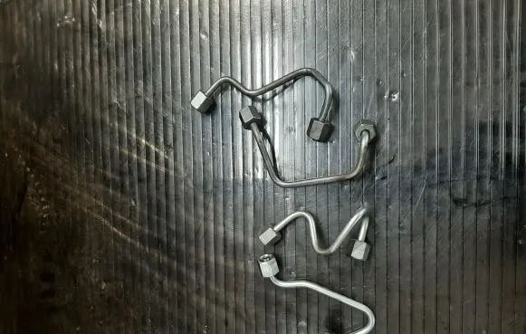 Fuel injector supply line/pipe