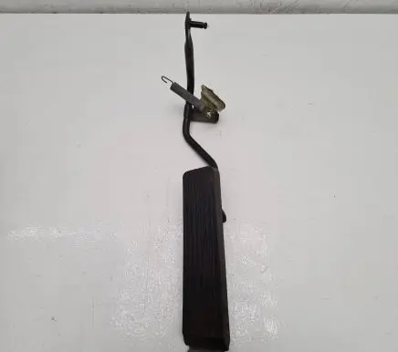 Mercedes-Benz E W124 Accelerator throttle pedal 1233010082