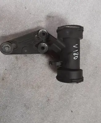 Mercedes-Benz C W203 Intercooler pipe mounting bracket a2035200295 2035200295