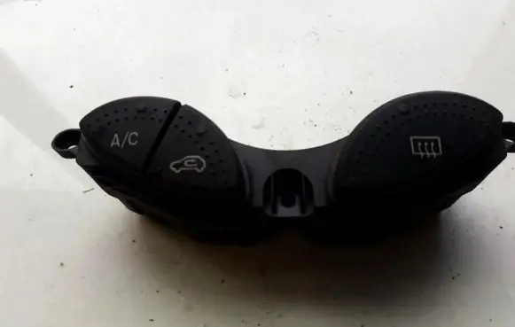 Ford Focus Windscreen/window heater switch D3L0A