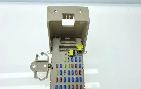 Subaru Outback Fuse module 82201AG010 82201AG02B 82201AG02A
