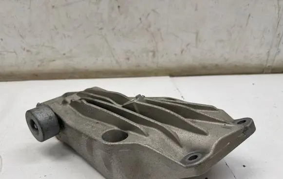 Engine mounting bracket