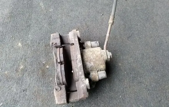 Chrysler Sebring (ST-22 - JR) Front brake caliper