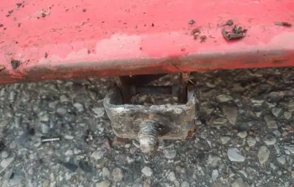 Tailgate/trunk/boot hinge