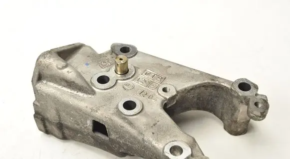 Peugeot 407 Engine mounting bracket 