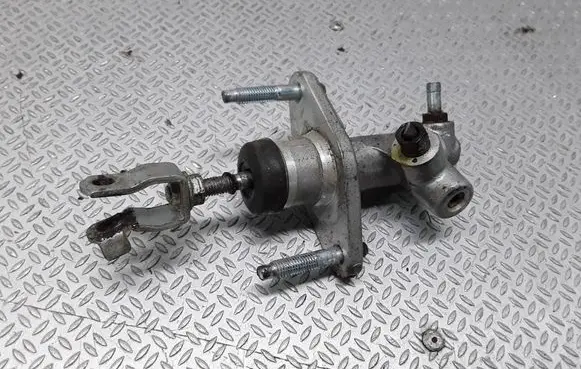 Honda CR-V Clutch master cylinder