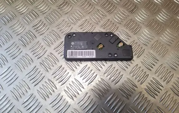 Volkswagen Eos Aerial antenna amplifier 1Q0035577