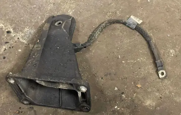 BMW 5 E60 E61 Engine mounting bracket 6761150 73681310