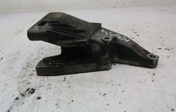 Volkswagen Polo III 6N 6N2 6NF Engine mounting bracket 030199275B