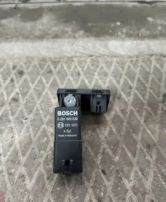 Skoda Octavia Mk2 (1Z) Glow plug pre-heat relay 0281003038 038907281D