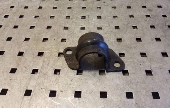 Nissan X-Trail T30 Sway bar bush bracket, front 