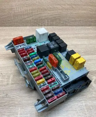 Opel Zafira A Fuse module 90589965