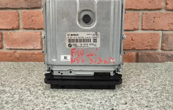 BMW 5 F10 F11 Engine control unit/module 8573579 0281019698