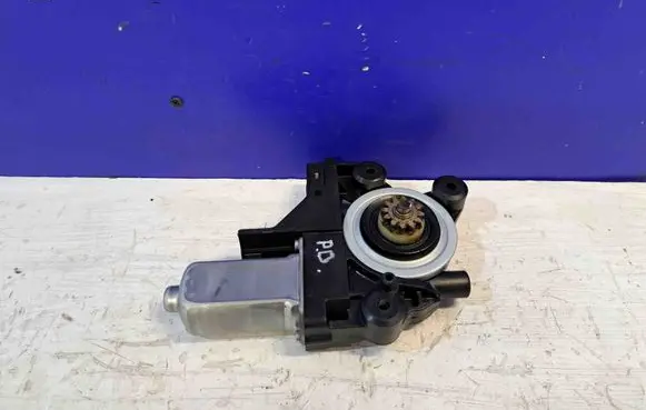 Volvo XC70 Front door window regulator motor 30699646