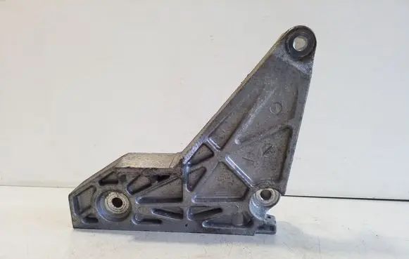 Engine mounting bracket