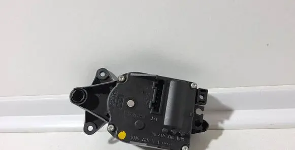 Audi A3 S3 8L Air flap motor/actuator 1J1907511A 6NN00769200