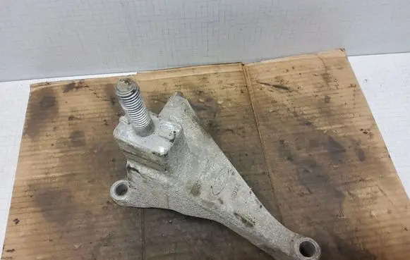 Ford Mondeo Mk III Engine mounting bracket 1S717M125AC