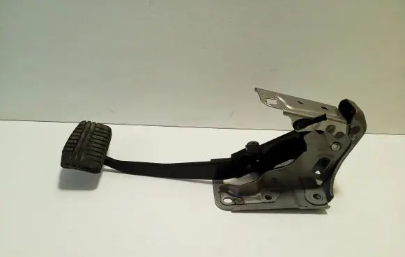 Mitsubishi Outlander Brake pedal