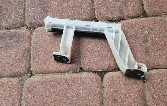 Opel Grandland X Rear door windshield rail 9821857380