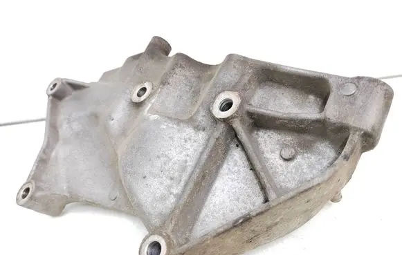 Suzuki Grand Vitara II Power steering pump mounting bracket 