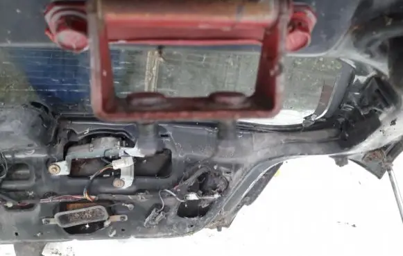 Nissan Almera Tailgate/trunk/boot hinge
