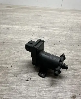 Mercedes-Benz E W210 Valve vacuum A2028000176