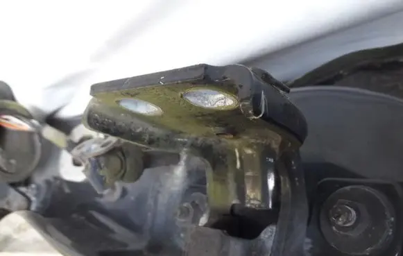 Jeep Grand Cherokee (WJ) Rear door lower hinge