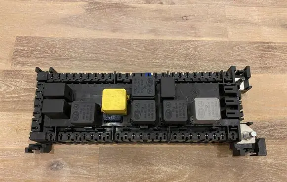Mercedes-Benz ML W166 Fuse module A1669063901 1669063901