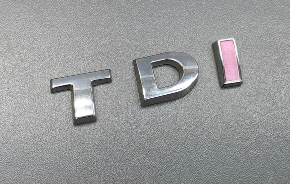 Volkswagen Touran II Manufacturers badge/model letters 