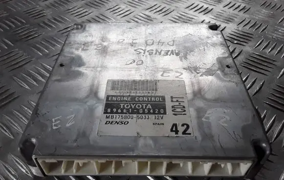 Toyota Avensis T220 Engine control unit/module 8O6105420 MB1758005033 8966105420