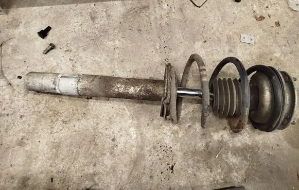 BMW 5 E39 Front shock absorber/damper 556832 824904000113