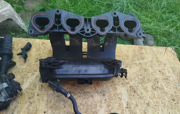 Citroen C4 I Intake manifold 9645400680