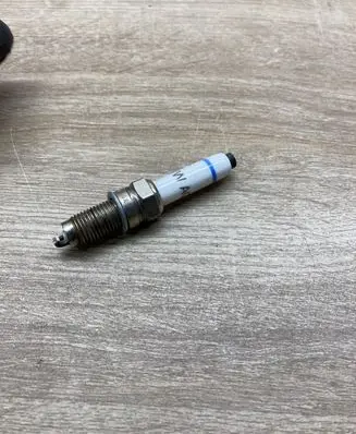 Volkswagen Golf VI Spark plug 04C905616