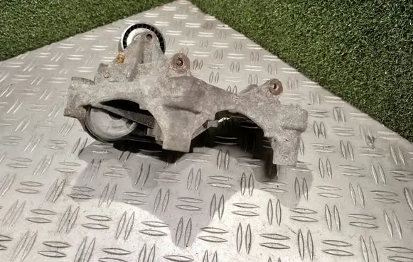 Renault Trafic III (X82) Alternator belt tensioner 117505337R 8200518424
